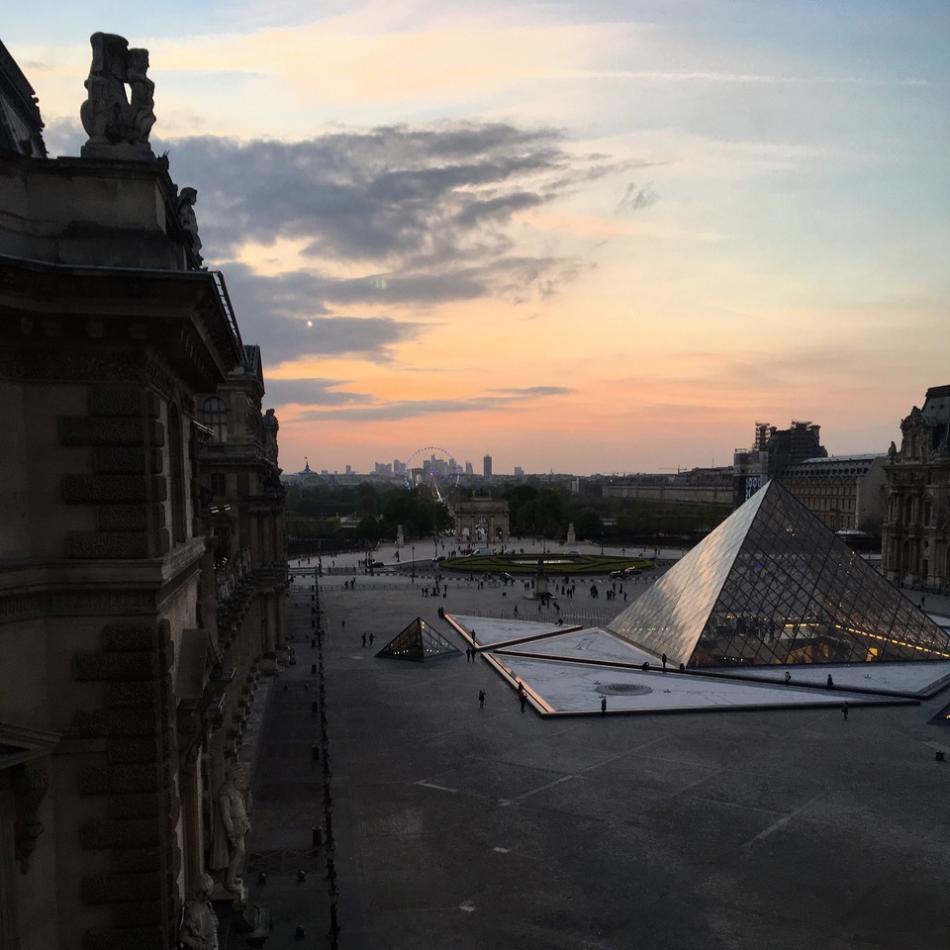 ガラスのピラミッド