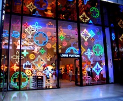 ②2003、村上隆、「モノグラムマルチカラー、チェリーブロッサム、アイモノグラム」 　2004、「モ