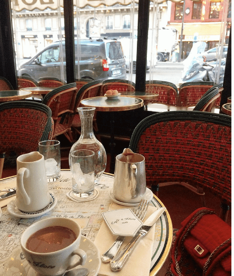 シャネルで味わう時代を超えた赤のエレガンス