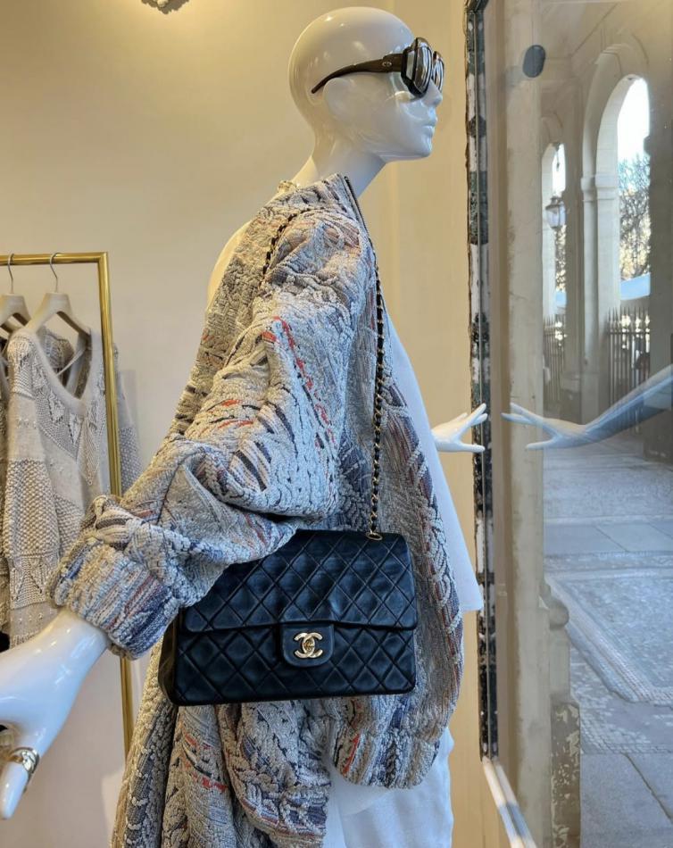 シャネルが映えるパリの冬コーデ