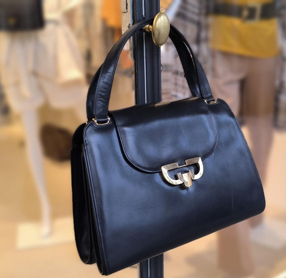 過去をまとい、存在感を放つバッグ