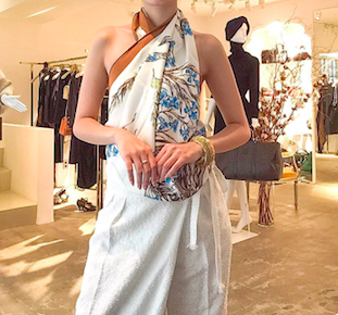 纏う彫刻としてのスカーフ