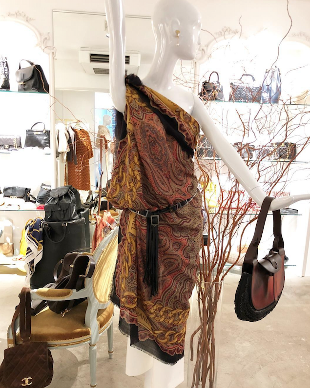 エフォートレスな自信をまとう、スカーフトップ